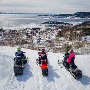 Motoneigistes à Tadoussac