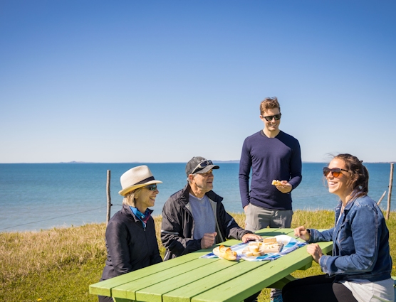 Famille mangeant en plein air aux Îles de la Madeleine